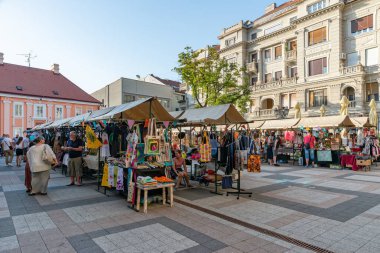 Novi Sad, Sırbistan - 02 Temmuz 2019: Sırbistan 'ın Novi Sad kentinde Gençlik Festivali. Novi Sad 'ın merkezindeki Katolik Limanı' ndaki Gece Pazarı