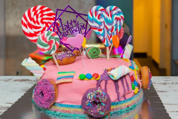 Tarta Cumpleaños Feliz Con Piruletas Rosquillas — Foto de Stock