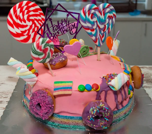 Tarta Cumpleaños Feliz Con Piruletas Rosquillas — Foto de Stock