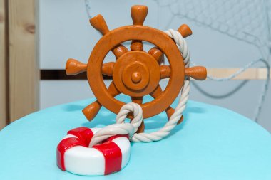 Doğum günü pastasında tekne dümeni ve can simidi. 