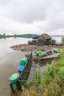 Sabac, Sırbistan - 01 Haziran 2019: Nehir nehir kıyısı boyunca bağlı olan salların yakınında çöplere yol açtı