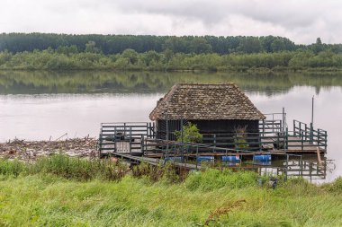 Sabac, Sırbistan - 01 Haziran 2019: Nehir nehir kıyısı boyunca bağlı olan salların yakınında çöplere yol açtı