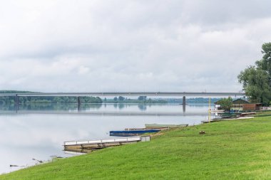 Sabac, Sırbistan - 01 Haziran 2019: Sava nehri üzerindeki köprü. Sabac 'taki Sava nehri kıyısında.