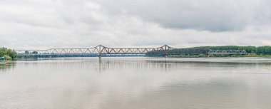 Sabac, Sırbistan - 01 Haziran 2019: Eski Köprü (Sırpça: Stari most) Sabac 'taki Sava Nehri üzerindeki ünlü bir köprüdür. Karayolu taşımacılığı için 1932 'de ve demiryolu için 1934' te faaliyete geçirildi..