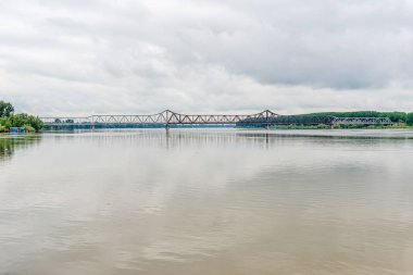 Sabac, Sırbistan - 01 Haziran 2019: Eski Köprü (Sırpça: Stari most) Sabac 'taki Sava Nehri üzerindeki ünlü bir köprüdür. Karayolu taşımacılığı için 1932 'de ve demiryolu için 1934' te faaliyete geçirildi..