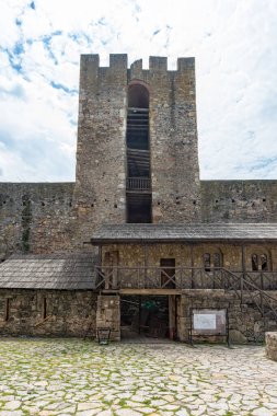 Smederevo, Sırbistan - 02 Mayıs 2019: Smederevo Kalesi Sırbistan 'ın Smederevo kentinde bulunan bir ortaçağ kalesidir. Küçük kasabanın etrafındaki Smederevo kale duvarları. 1427 ve 1430 yılları arasında inşa edilmiş..