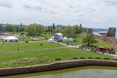 Smederevo, Sırbistan - 02 Mayıs 2019: Smederevo Kalesinde Ortaçağ Savaşçıları Kampı. Ortaçağ yaşam tarzının açık hava sahnesi. Ortaçağ yaşamının yeniden inşası.