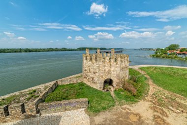 Smederevo, Sırbistan - 02 Mayıs 2019: Smederevo Kalesi Sırbistan 'ın Smederevo kentinde bulunan bir ortaçağ kalesidir. Kaleden Tuna Nehri manzarası