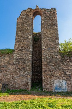 Smederevo, Sırbistan - 02 Mayıs 2019: Smederevo Kalesi Sırbistan 'ın Smederevo kentinde bulunan bir ortaçağ kalesidir. Küçük kasabanın etrafındaki Smederevo kale duvarları. 1427 ve 1430 yılları arasında inşa edilmiş..