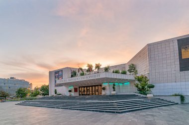 Novi Sad, Sırbistan - 30 Temmuz 2019: Sırp Ulusal Tiyatrosu 'nun modern binasının manzarası Novi Sad' ın eski merkezinde yer alıyor. 