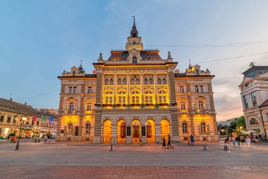 Novi Sad, Sırbistan - 30 Temmuz 2019: Novi Sad 'daki belediye binası. Freedom Square Sırp: Novi Sad 'ın ana meydanı Trg slobode.