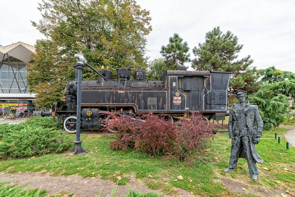 2019年10月3日 塞尔维亚诺维萨德 博物馆展览是蒸汽机车 旁边是铁道工人业余作品青铜雕像 — 图库照片
