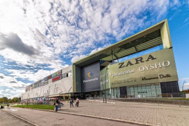 Novi Sad, Sırbistan - 26 Eylül 2019: Novi Sad 'daki Promenada alışveriş merkezinin dışı. 