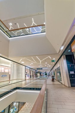 ovi Sad, Sırbistan - 26 Eylül 2019: Novi Sad 'daki Promenada alışveriş merkezinin içi geniş açı.
