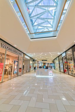 ovi Sad, Sırbistan - 26 Eylül 2019: Novi Sad 'daki Promenada alışveriş merkezinin içi geniş açı.