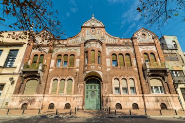 Novi Sad, Sırbistan 17 Eylül 2019: Tomin Sarayı 1909 yılında mimar Lipot Baumhorn 'un projesi altında inşa edildi. Binanın Macar Secessionist varyasyonunun karakteristik özellikleri var..