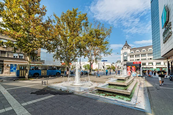 Novi Sad, Sırbistan - 17 Eylül 2019: Çeşmeli ve yürüyen insanlarla Novi Sad 'ın merkezinin fotoğrafı.