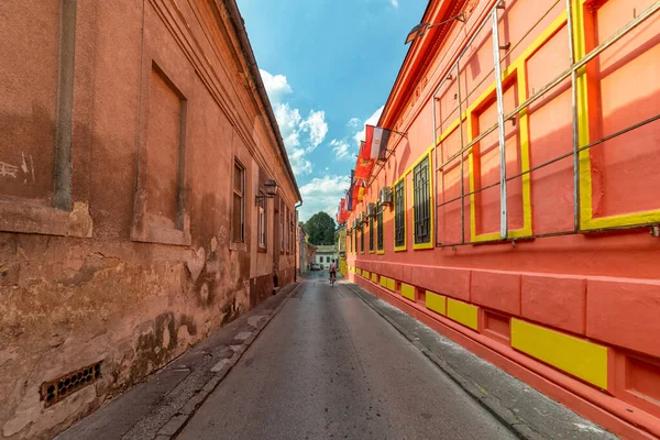 ノヴィ セルビア 2019年9月17日 ノヴィ サド中心部の狭い通り ノヴィ サドの中心部の古い家と新しい家の写真 — ストック写真