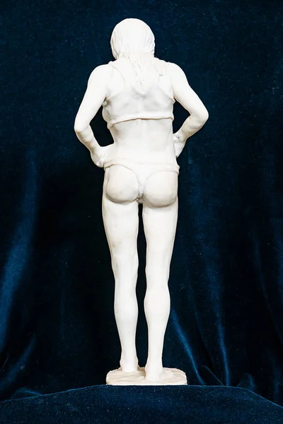 Escultura Yeso Una Chica Desconocida Chica Está Pie — Foto de Stock