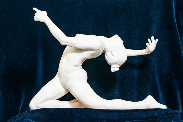 Gipsowa Rzeźba Nieznanej Dziewczyny Dziewczyna Robi Gimnastyczną Figurę — Zdjęcie stockowe