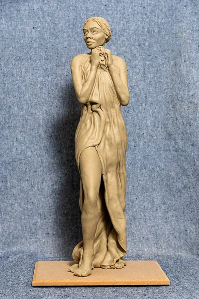 Gipsowa Rzeźba Nieznanej Dziewczyny Dziewczyna Wstaje — Zdjęcie stockowe