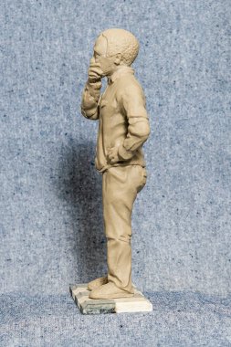 Bilinmeyen bir adamın alçıtaşı heykeli. Adam ayakta duruyor..