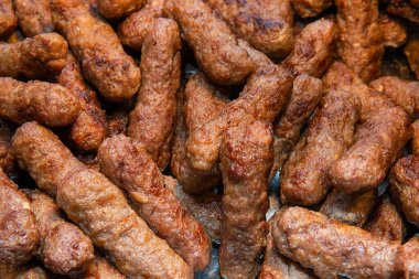 Lezzetli kebap tabakta. Kapatın.