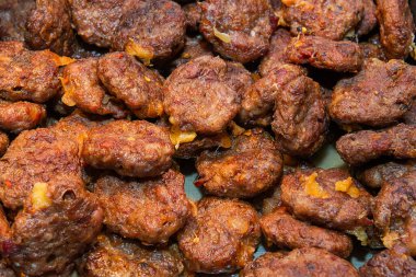 Lezzetli kebap tabakta. Kapatın.