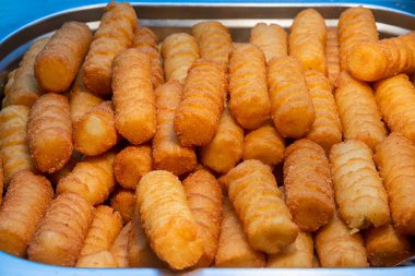 Tabakta haşlanmış peynir çubukları