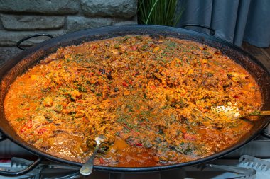 Krupanj, Sırbistan - 19 Nisan 2019: Sırpça Ortodoks Sırp Kilisesi 'nin yanında Sırpça yazılmış dini kelimeler