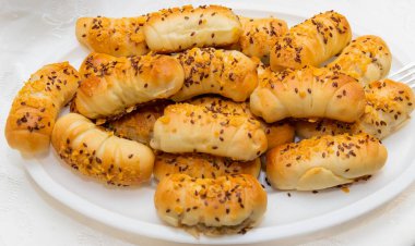 Doldurulmuş çörekler masaya.