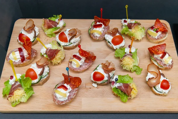 Deliciosos Canapés Para Fiesta Plato — Foto de Stock