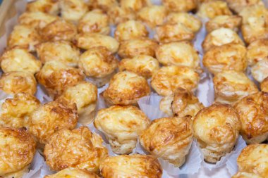 Taze pişmiş ev yapımı çörekler. Kapatın.