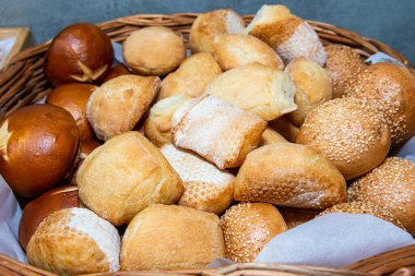 Taze pişmiş ev yapımı çörekler. Kapatın.