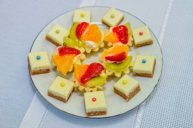 Masada meyve süslemesi var. Yakın plan.