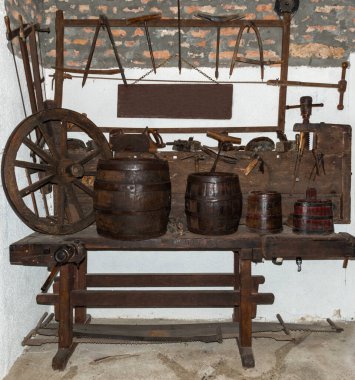 Bir Coopers tezgahı. Fıçı, damar ve diğer iş birliklerle dolu..