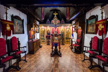 Krupanj, Sırbistan - 19 Nisan 2019: Dobri Potok eşsiz bir ruhani ve kültürel merkez olarak kurulmuş bir kilise parkı. Krupanj 'daki Sırp Ortodoks Kilisesi' nin İçi.