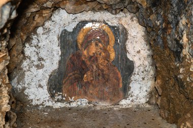 Krupanj, Sırbistan - 21 Nisan 2019: Mağarada Dini Fresco. Meryem 'in Fresco' su İsa Mesih 'in annesi (Bogorodica: Sırp) taş üzerinde.