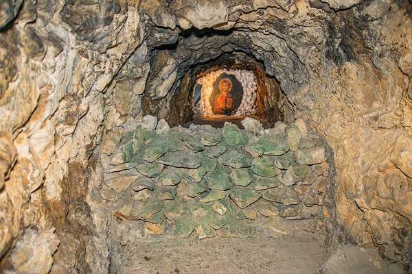 Крупань, Сербия - 21 апреля 2019 года: Мбаппе в пещере. Фреска Иисуса Христа на камне
.