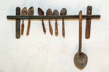 Duvarda eski tahta kaşıklar var. Tahta yemek kaşıkları.