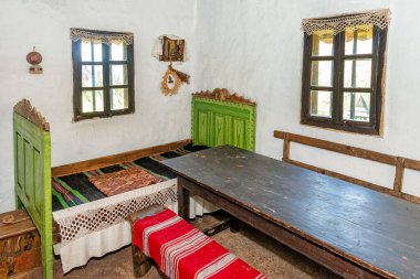 Eski ahşap evin içi. Sırbistan 'daki geleneksel ev halkının bir parçası olan mobilya ayrıntıları.