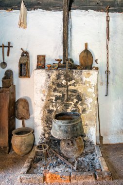 19. yüzyılın ahşap kulübe içi. Eski zamanlardaki çiftlik evi. Şöminesi ve mutfağı olan eski bir kır evi.