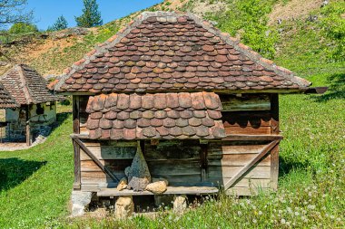 Eski Sırp geleneksel evi. Sırbistan 'da insanlar tarafından bir zamanlar nasıl yaşadıklarını göstermek için kullanılan terk edilmiş evler, çoğunlukla 19. yüzyılda..