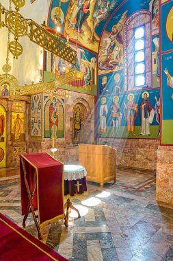 Belgrad, Sırbistan - 28 Eylül 2019: Belgrad 'daki Kutsal Havari ve Gospel Luke (Crkva Svetog Luke: Sırp) Ortodoks Kilisesi. Pencereden ışık geliyor..