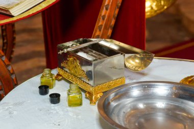 Hıristiyan vaftiz töreni için bir rahibin aksesuarları.