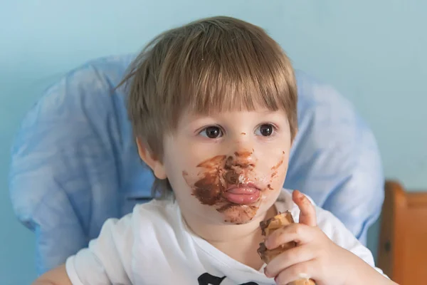 Kleine Jongen Met Chocolade Ijs Zijn Gezicht Gesmeerd Kleine Jongen — Stockfoto