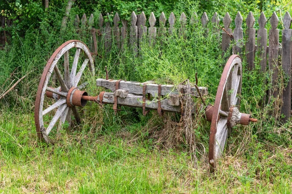 Een Oude Dierenkar Decoratieve Oude Wielen Van Een Landelijke Kar — Stockfoto