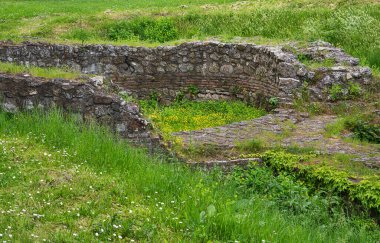 Sremska Mitrovica, Sırbistan - 11 Mayıs 2020: Sırbistan 'ın Sremska Mitrovica kentinde Roma harabeleri. Sirmium, Sırbistan 'ın kuzeyinde yer alan Sremska Mitrovica bölgesinde yer alan Roma' nın Pannonia ilinde bir kenttir.