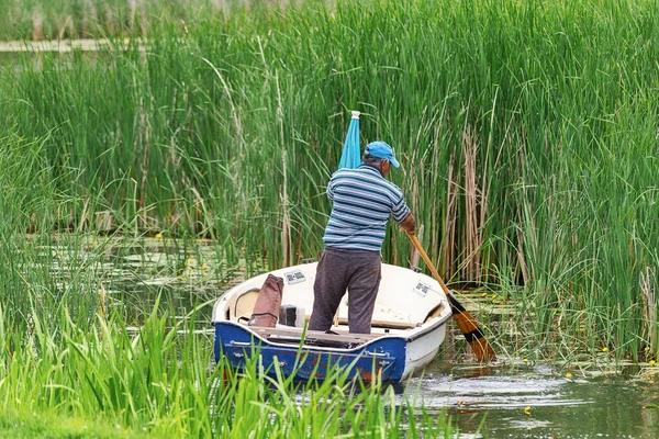 Zasavica Sérvia Maio 2020 Velho Pescador Remo Barqueiro Remos Barco — Fotografia de Stock