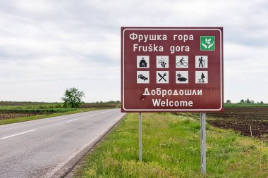 Fruska Gora, Sırbistan - 06 Mayıs 2020: Fruska Gora Dağı üzerindeki yol tabelası Sırpça yazılmış. Fruska Gora 'ya hoş geldiniz..